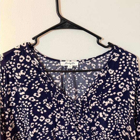 Elegant Navy and White Floral Blouse - Picture 8 of 9